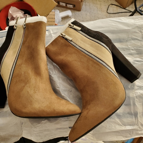 👢 Women's 'Diane' Color Block Ankle Booties - Picture 3 of 9